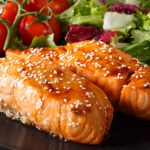 Salmón glaseado con soya y miel