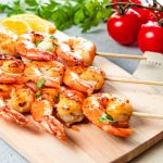 Brocheta de camarón con achiote