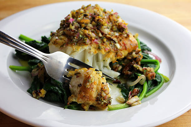 Pescado almendrado en cama de espinacas