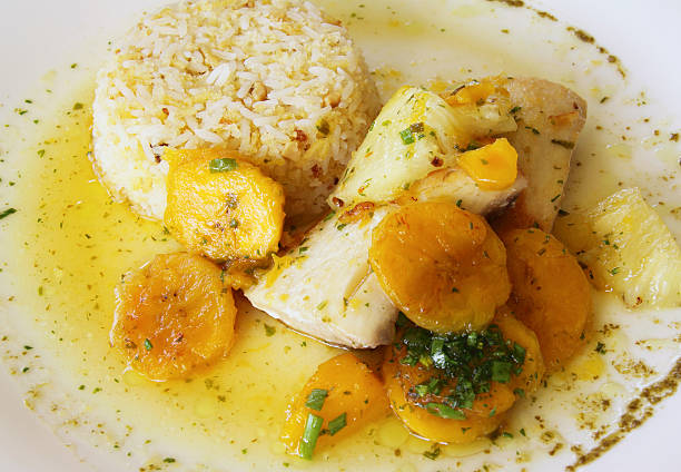 Pescado con piña, mango y salsaa